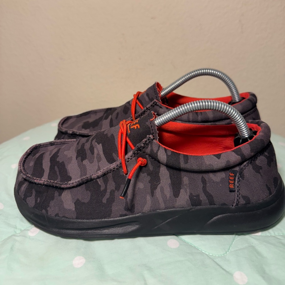 Reef Gray Camouflage Cushion Coast Slip on Kids size 5
